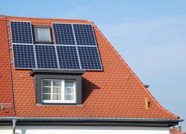 Solarpanels auf Hausdach, Leipzig