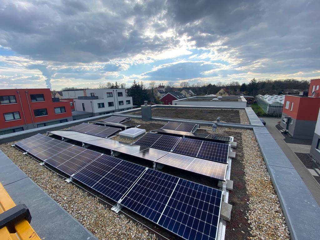 Sonnenstrahlen treffen auf Solarpaneele in Leipzig